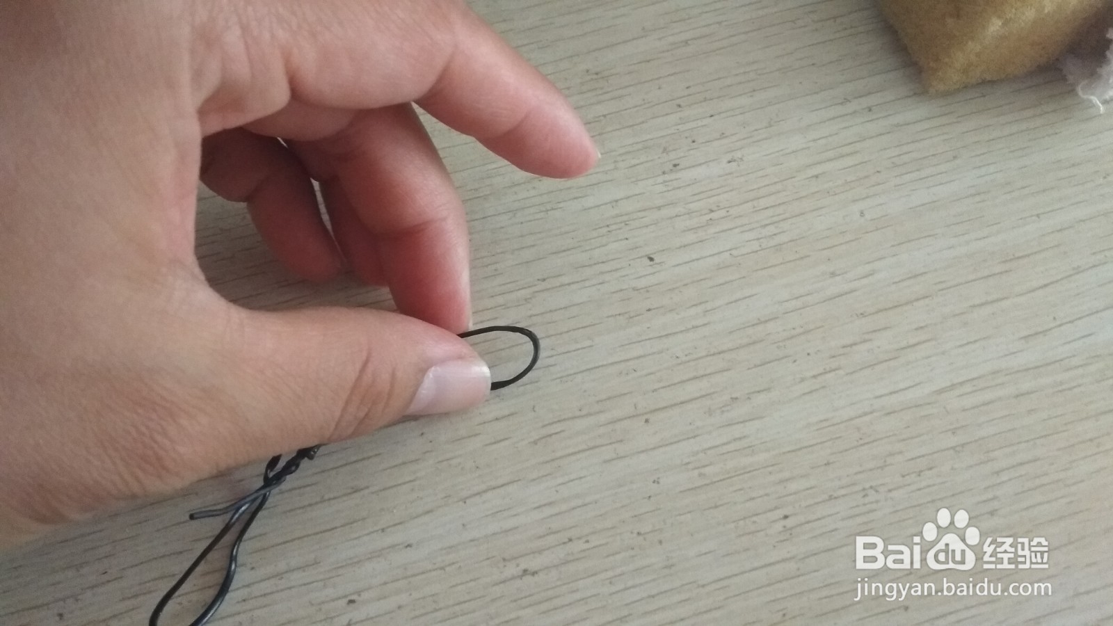 如何用两个数据线绑绳做简易的中性笔支架