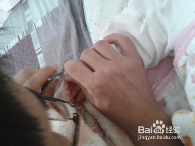 小宝宝刚长出的指甲要怎么剪