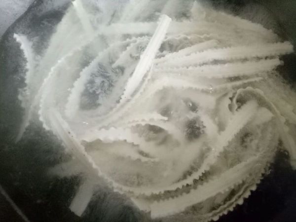 酸辣牛肉丸刀削面#10分钟早餐大挑战#