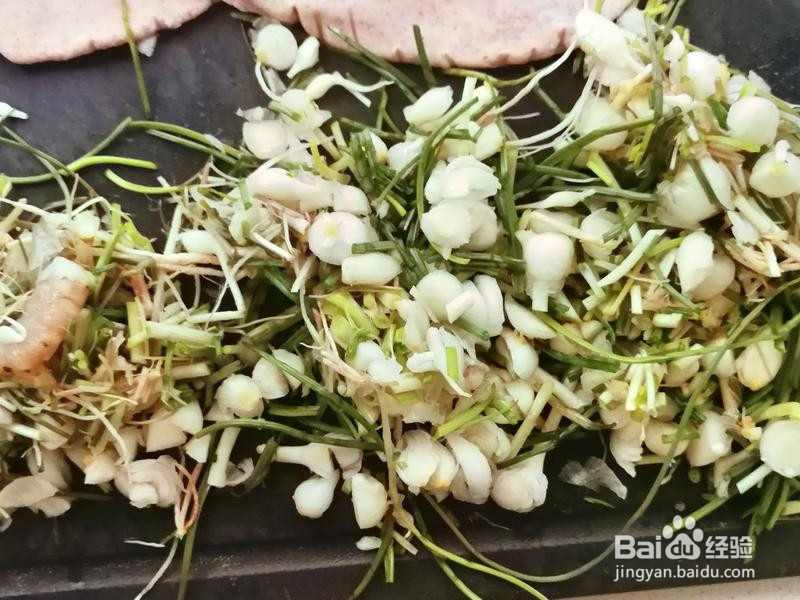 野生小蒜葱油饼的做法