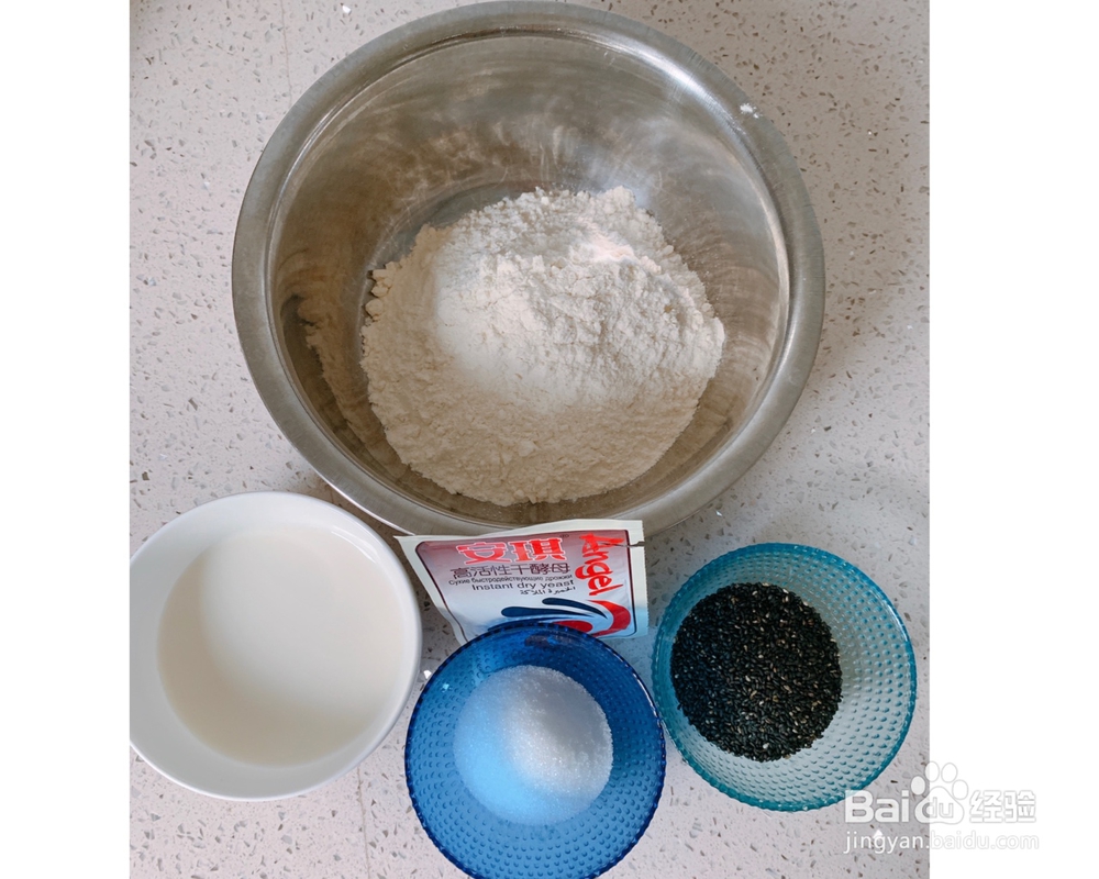 香浓的黑芝麻牛奶馒头