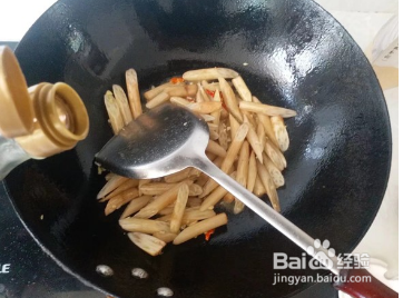 制作酸脆藕心菜