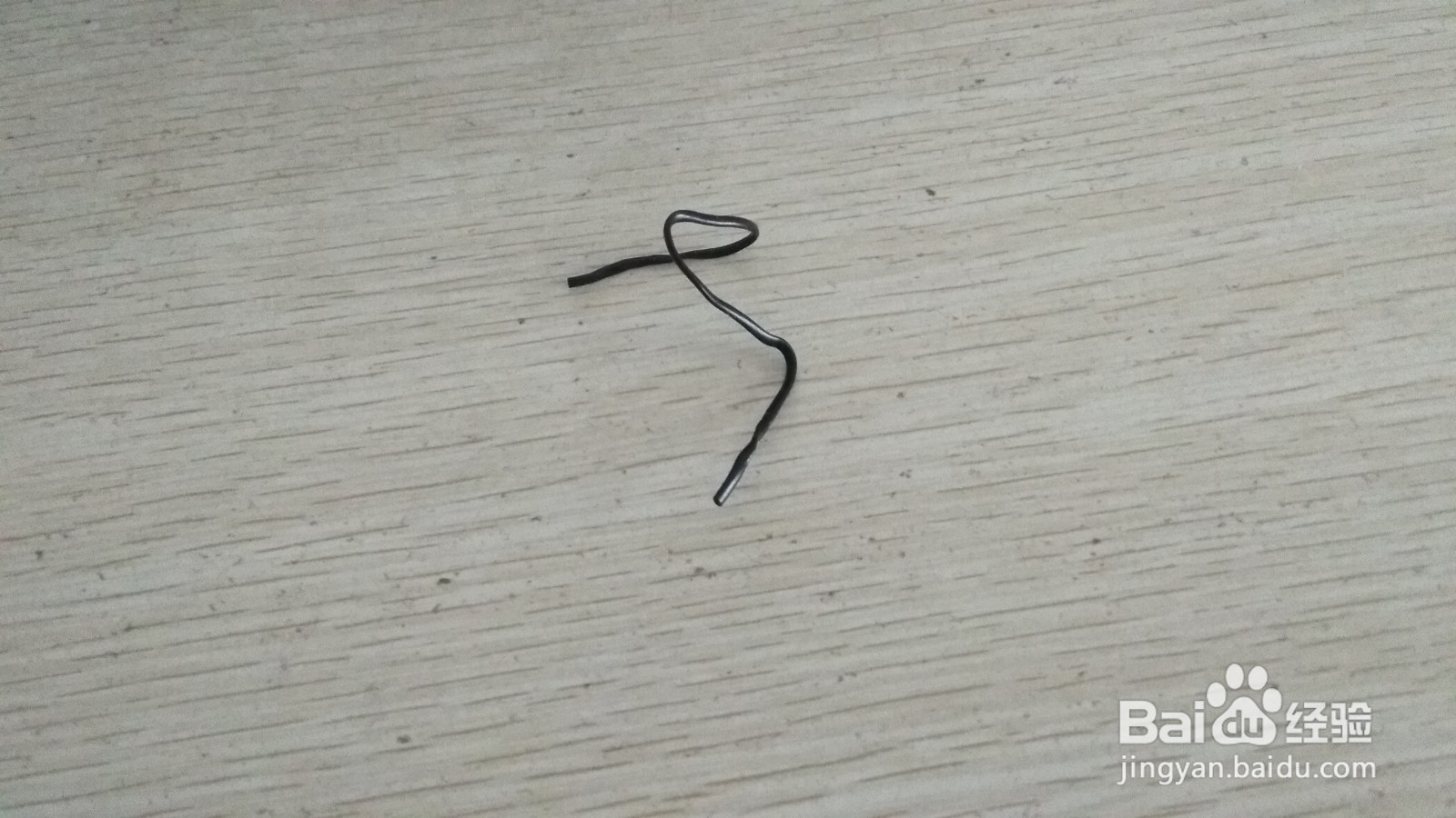 如何用一个数据线绑绳做简易的钢笔的支架