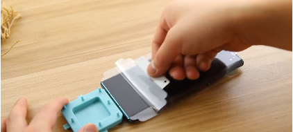 手机背膜怎么贴