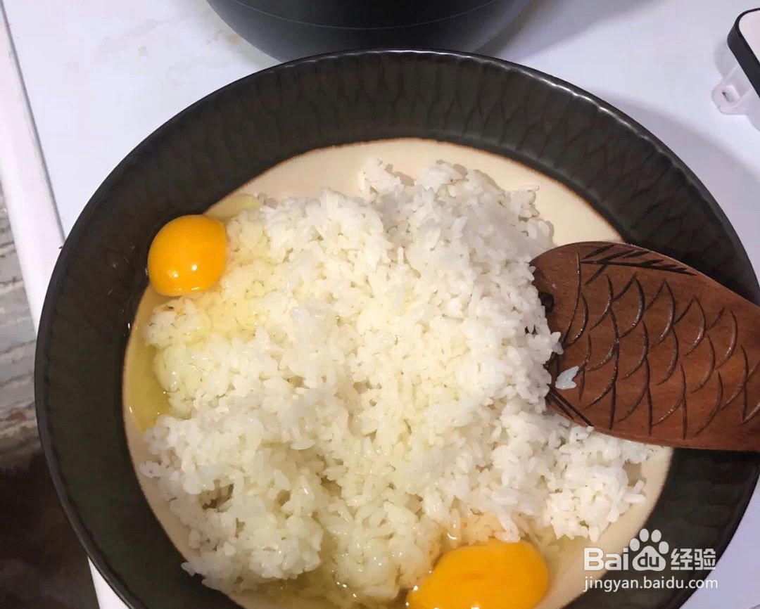 鸡蛋液拌到米饭里炒