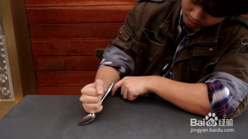 关于勺子变弯的魔术