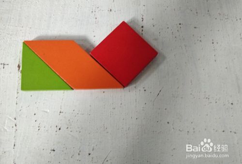 在平行四边形的右侧,放上正方形挨着,下端一齐,如图.