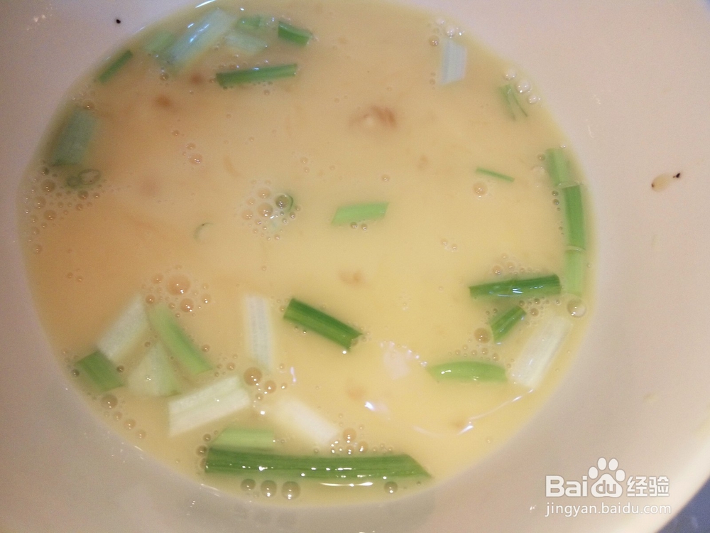 手撕青椒炒虾仁鸡蛋的做法