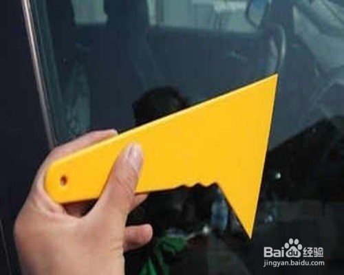 粘在玻璃上的贴纸怎么去掉？