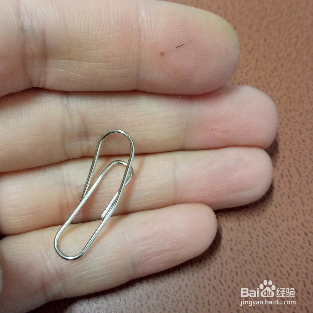 如何用回形针制作一个爱心书签