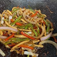 在家制作美味的洋葱爆炒鱿鱼丝