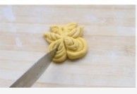 把秋天搬上餐桌——南瓜菊花卷