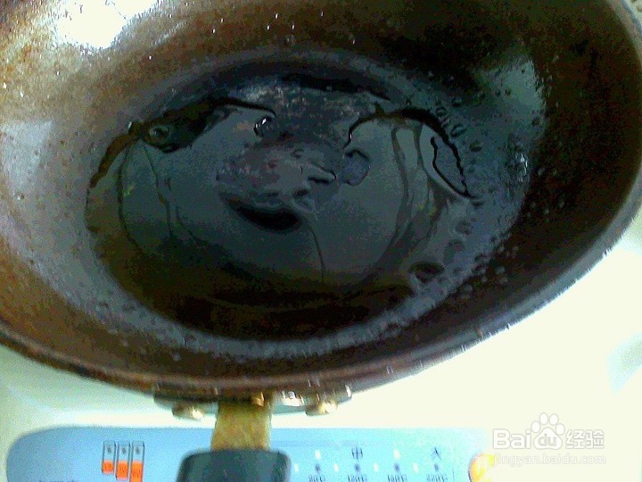 老年人怎样用电磁炉来爆炒猪肉皮芋头片