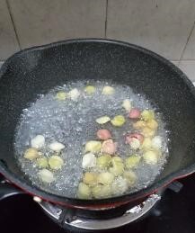 怎么炒出一道美味的杂蔬鸡肉炒贝壳面 