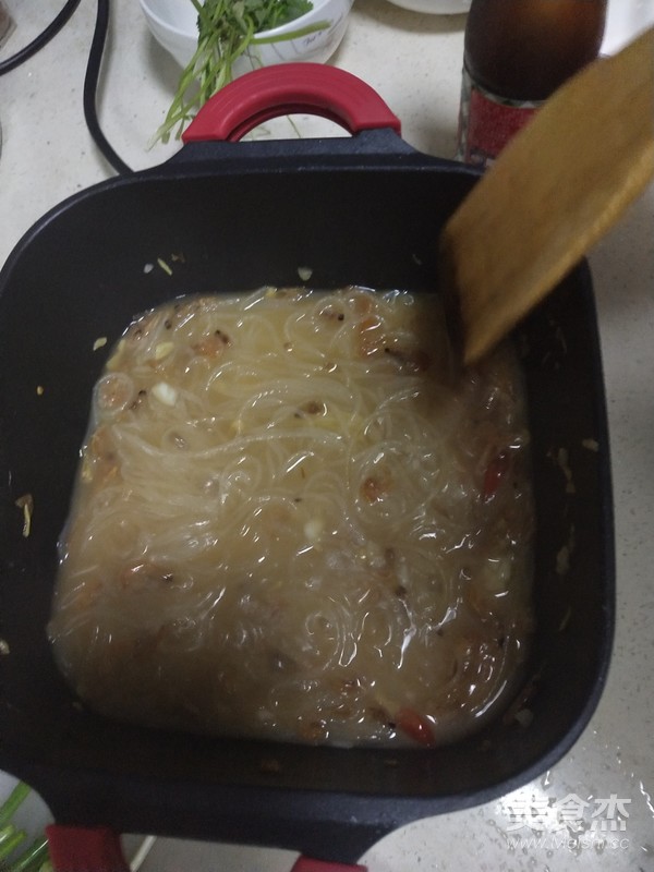 海鲜焖米粉的做法