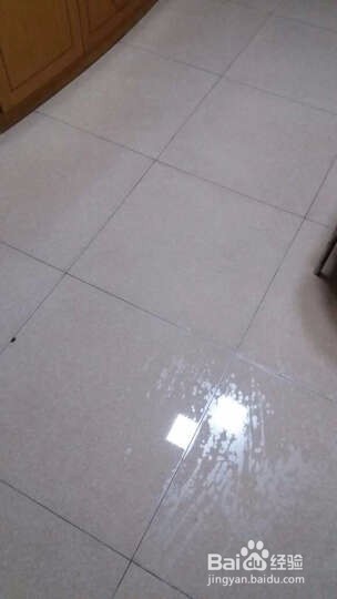 如何去除厨房地面顽固污渍