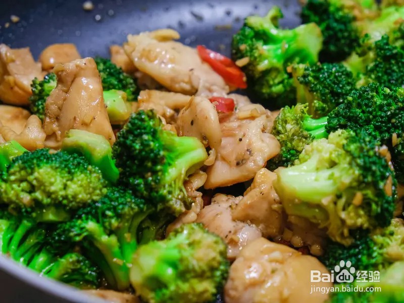 怎样做出家常菜系列之西兰花炒鸡肉