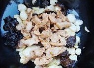 河南特色-茭白木耳炒肉怎么做？