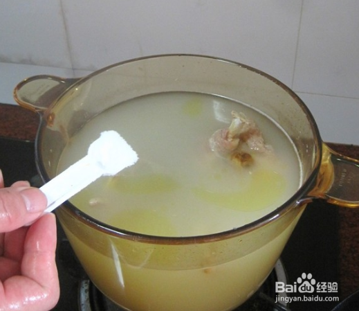 鸡肉煲鱼翅骨汤