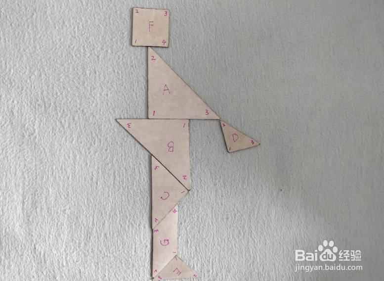 用七巧板怎样拼一个拿着旗子的人?