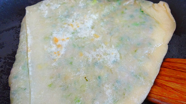 猪肉芹菜千层馅饼的制作方法