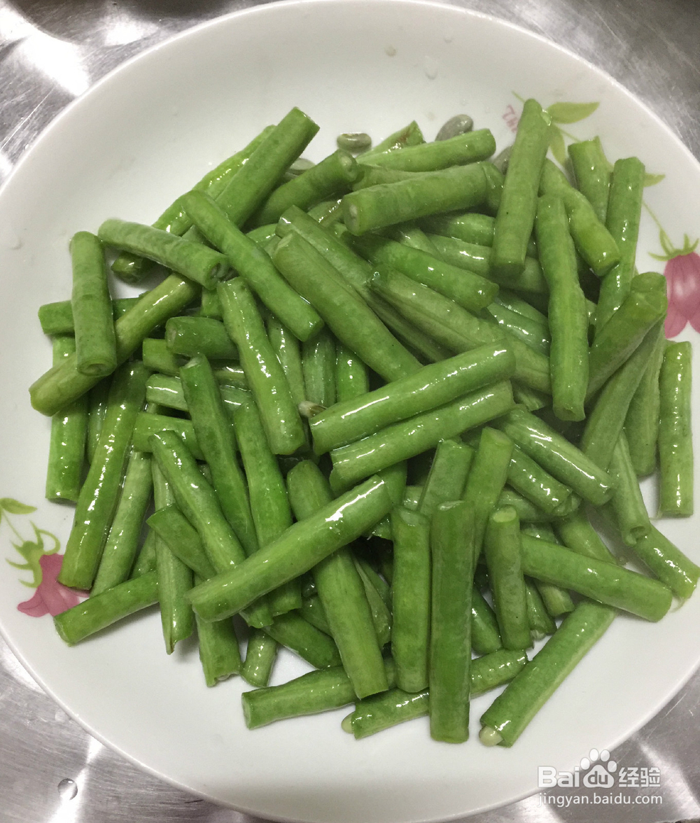 腊肉炒豆角的简单做法。