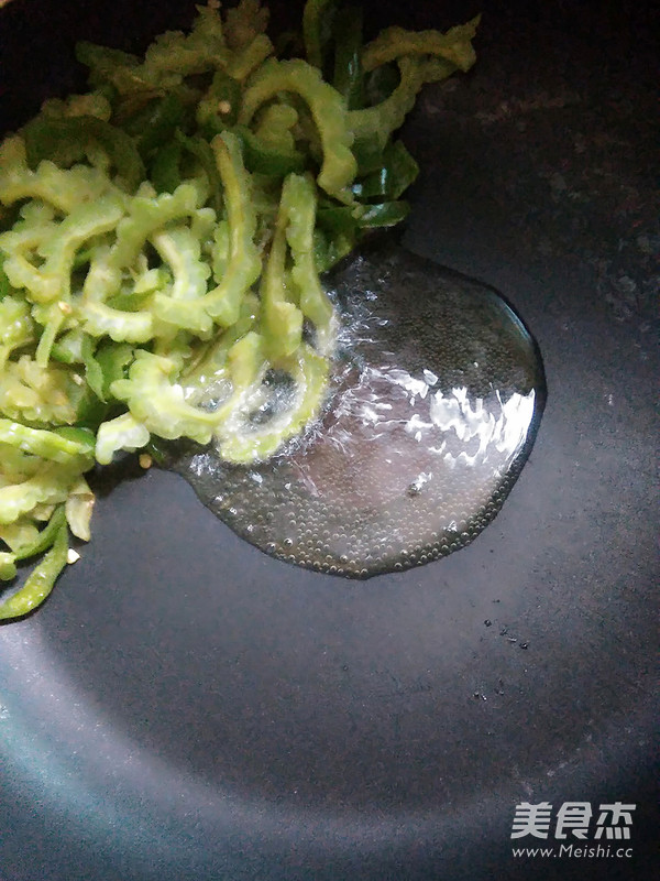 青椒炒苦瓜的做法