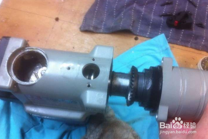 东成电锤怎么换把手