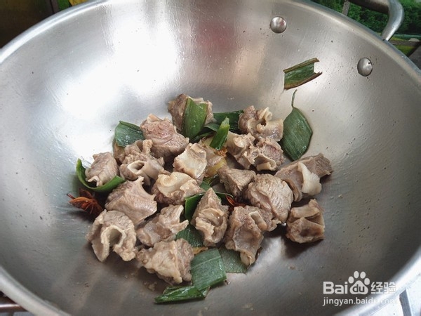 如何制作牛肋条烧黄蘑