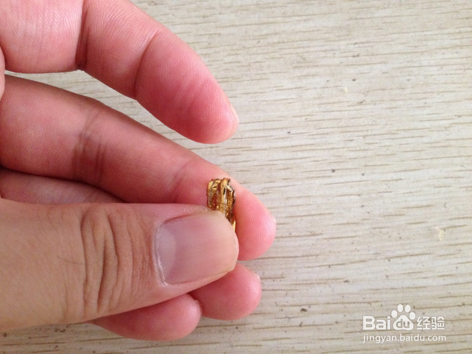 如何用面包袋绑绳折叠出简易的钢笔的支架