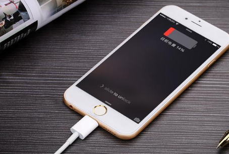 我的 iphone5 玩到没电自动关机了，开不了机，插上数据线也开不了机，充了4个小时也开