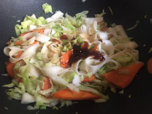 卷心菜鸡蛋炒面