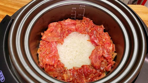 窝蛋牛肉煲仔饭