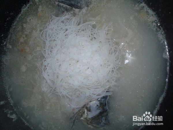 渔粉哥教你家常鲫鱼粉丝煲的做法