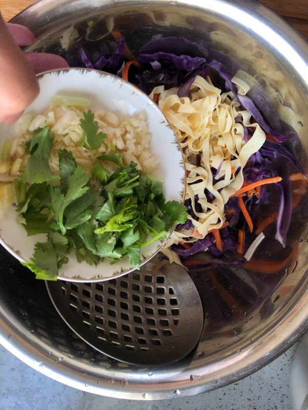 凉拌紫甘蓝豆皮