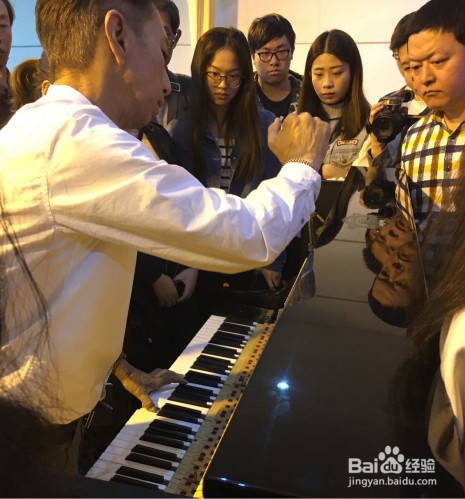 如何在钢琴上定演唱调