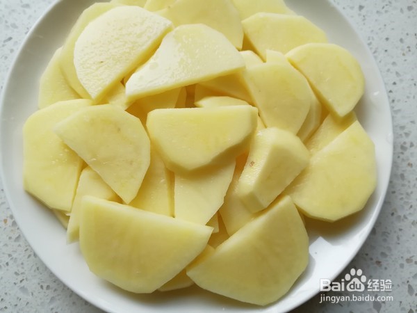 如何做腊鸡腿蒸土豆