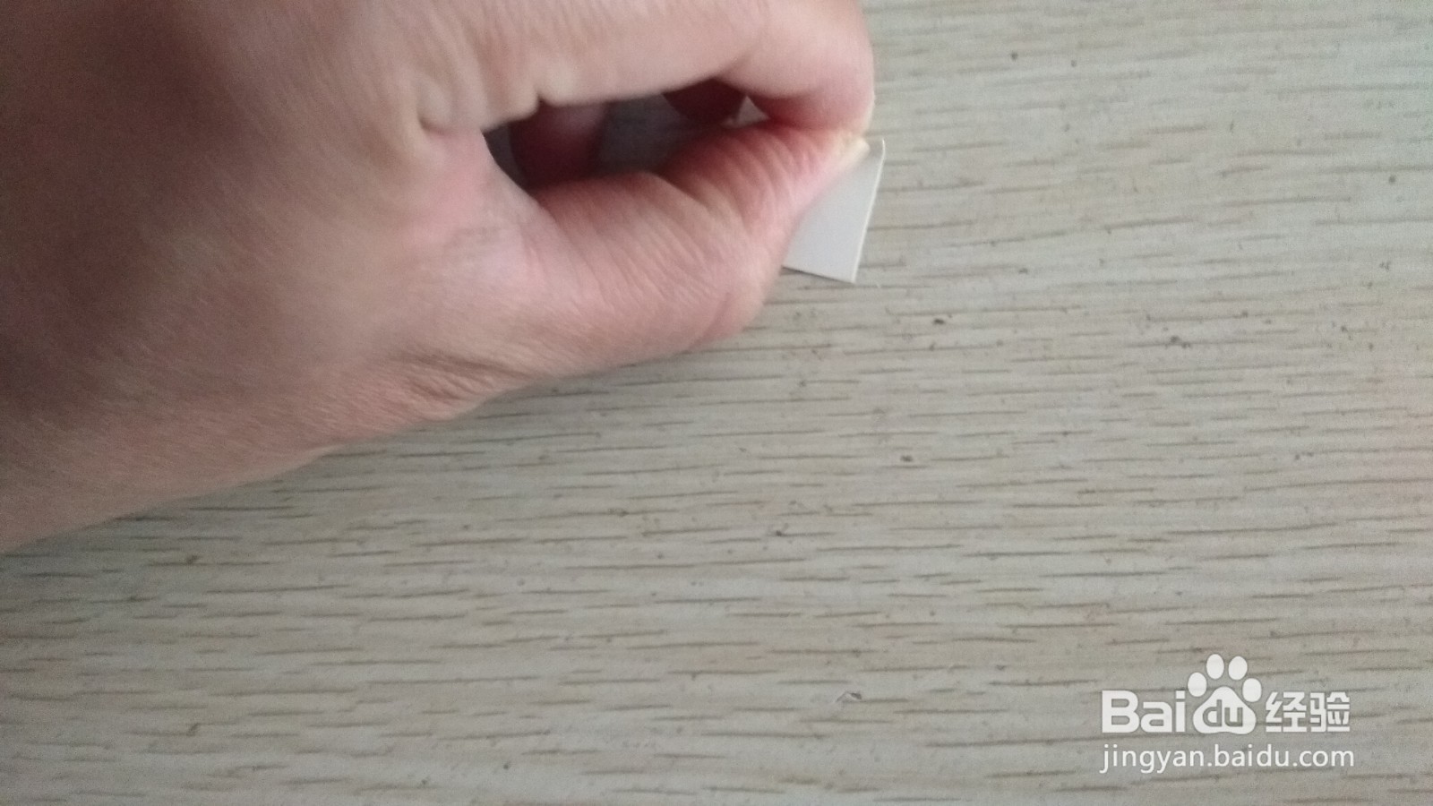 如何用一长方形硬卡纸做放两个中性笔的简易支架