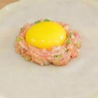制作肉馅蛋黄派