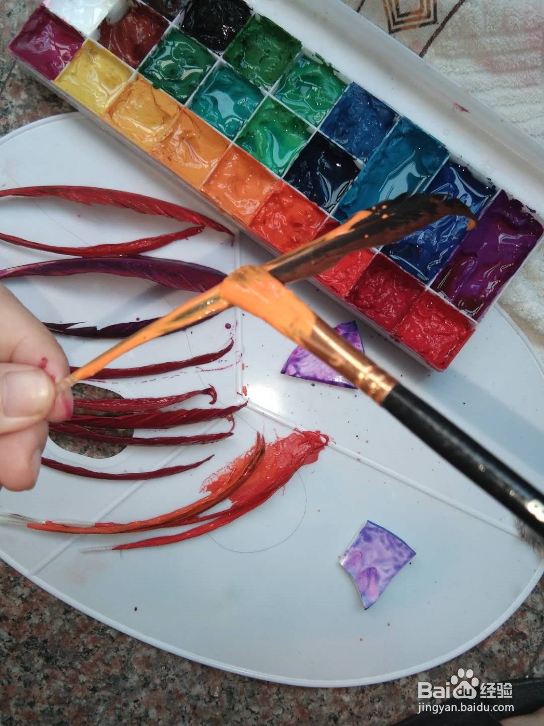 如何将鸡毛做成彩色羽毛