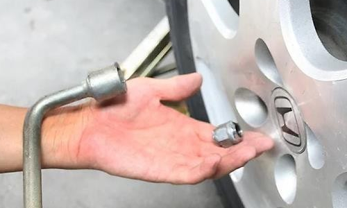 汽车车轮上面黑色的塑料板被摩擦了怎么修复