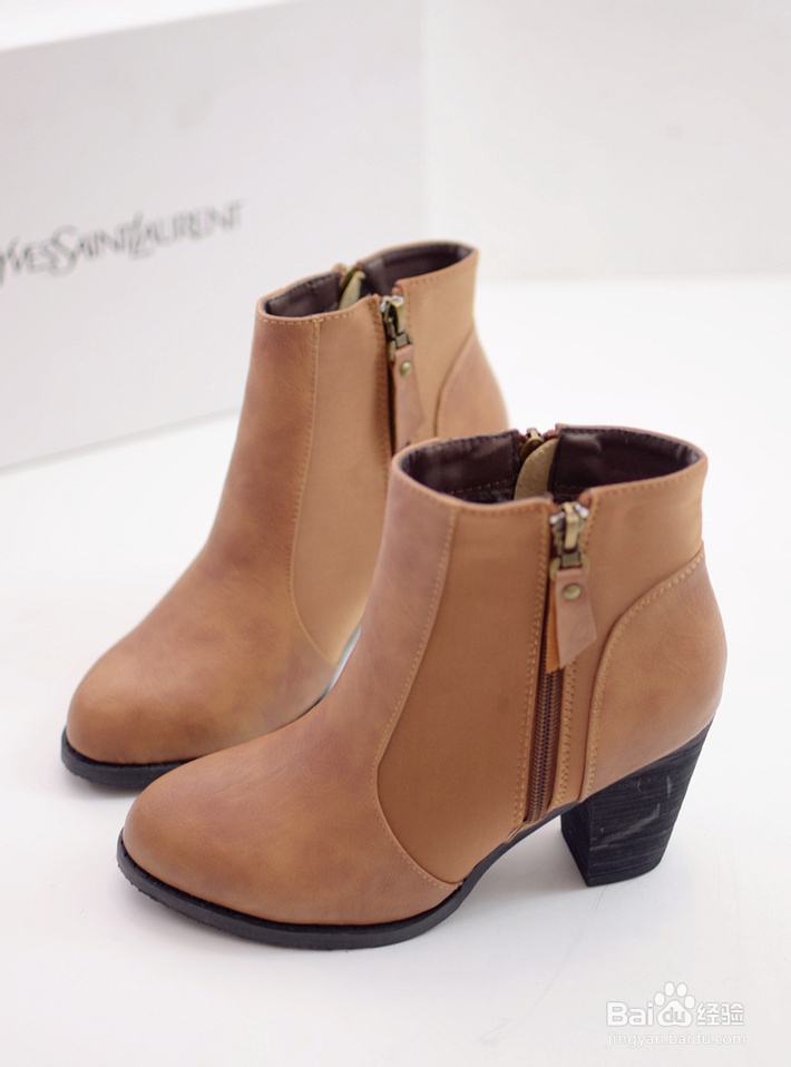 学院女生的小性感装扮