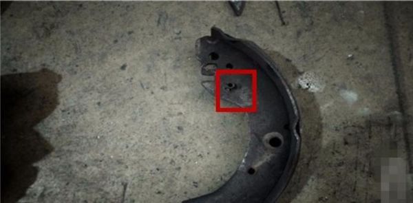 奥迪a8换刹车片怎么换?要具体的