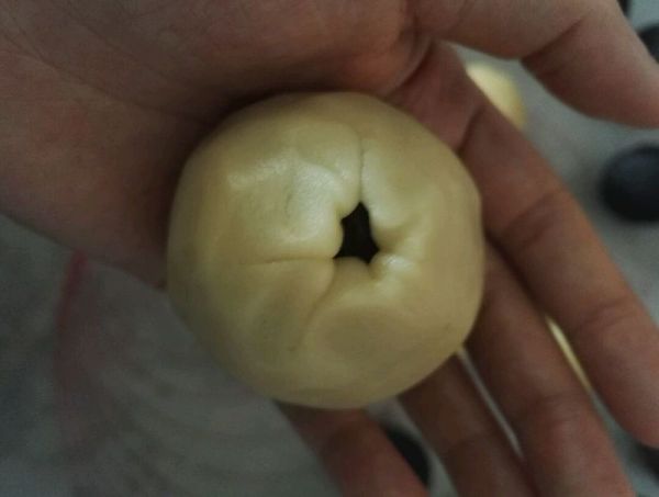 传统广式蛋黄月饼