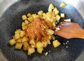 家庭版蒜香孜然土豆的做法