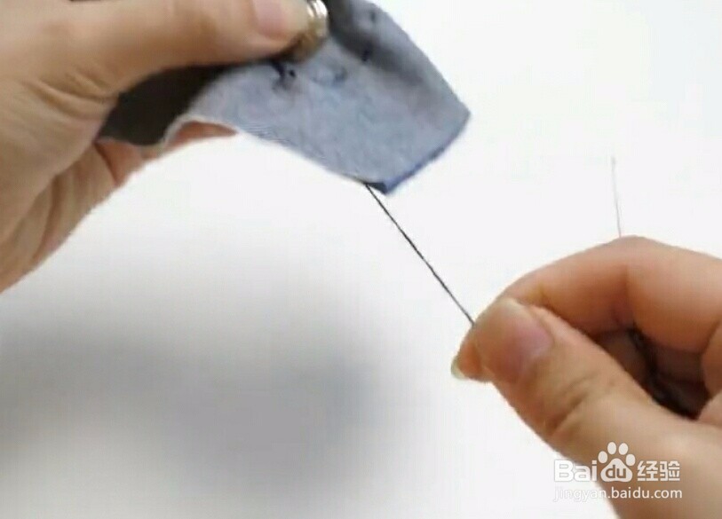 牛仔裤裤头的扣子掉了要怎么修补？