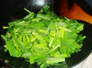 核桃仁炒韭菜