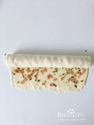 如何做葱香培根手撕馒头卷呢？