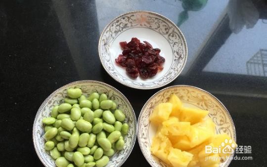 莓干三色鸡丁的做法