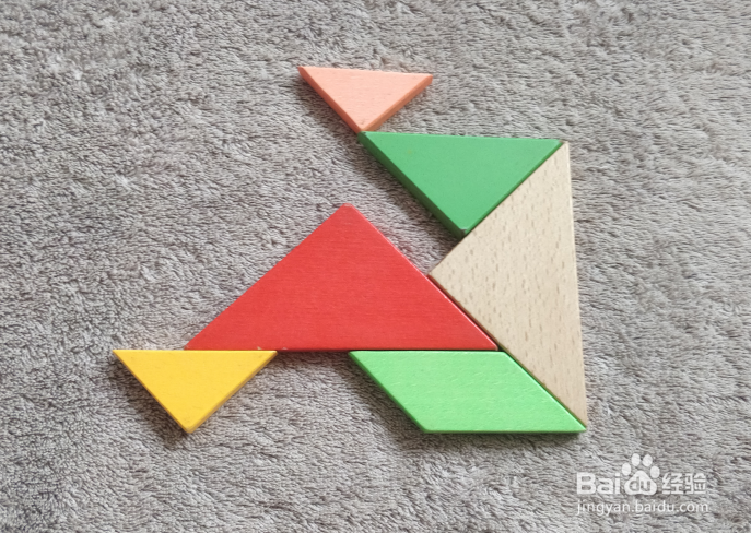 用七巧板怎样拼一个坐着修复纸飞机的小学生呢？